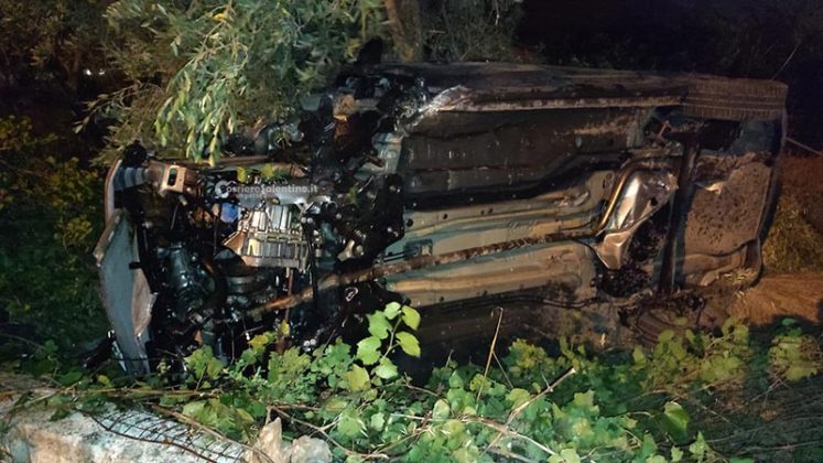 Auto invade la rotatoria e termina nel giardino di un'abitazione: paura sulla provinciale - Corriere Salentino