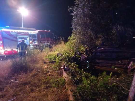 Auto invade la rotatoria e termina nel giardino di un'abitazione: paura sulla provinciale - Corriere Salentino