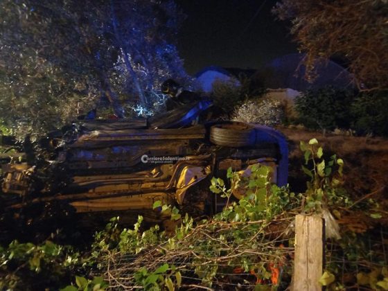 Auto invade la rotatoria e termina nel giardino di un'abitazione: paura sulla provinciale - Corriere Salentino