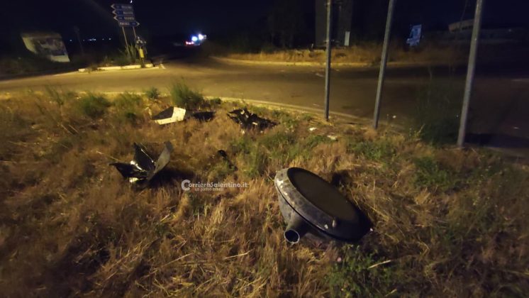 Auto invade la rotatoria e termina nel giardino di un'abitazione: paura sulla provinciale - Corriere Salentino