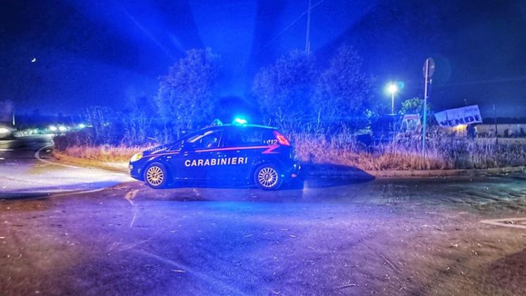 Auto invade la rotatoria e termina nel giardino di un'abitazione: paura sulla provinciale - Corriere Salentino