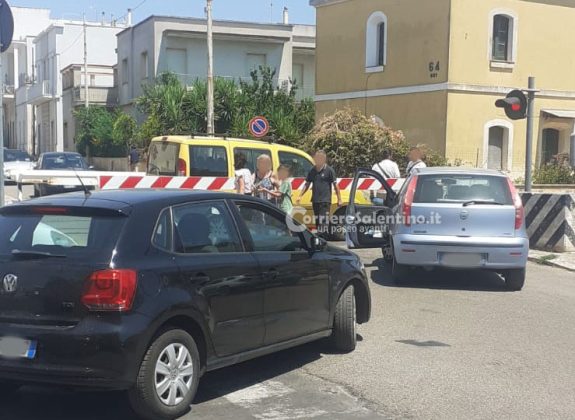 Tenta di oltrepassare il passaggio a livello mentre si abbassano le sbarre e resta intrappolata sui binari coi figli - Corriere Salentino