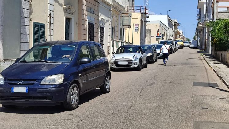 Tenta di oltrepassare il passaggio a livello mentre si abbassano le sbarre e resta intrappolata sui binari coi figli - Corriere Salentino