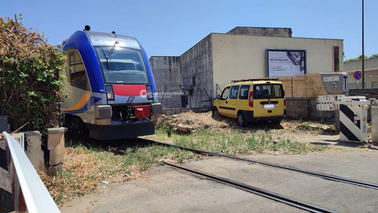 Tenta di oltrepassare il passaggio a livello mentre si abbassano le sbarre e resta intrappolata sui binari coi figli - Corriere Salentino