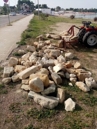 Muretti a secco demoliti per ancorare gli ombrelloni, multe sino a 500 euro - Corriere Salentino
