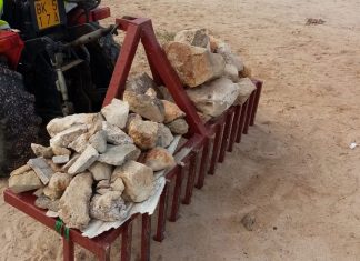 Muretti a secco demoliti per ancorare gli ombrelloni, multe sino a 500 euro