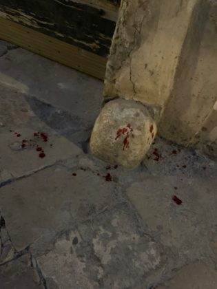 La lite in strada degenera, i violenti scappano prima dell'arrivo della polizia: per terra sangue e bottiglie rotte - Corriere Salentino