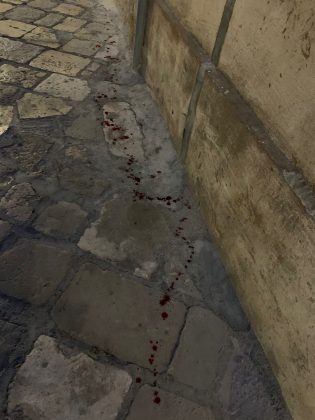 La lite in strada degenera, i violenti scappano prima dell'arrivo della polizia: per terra sangue e bottiglie rotte - Corriere Salentino