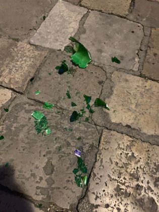 La lite in strada degenera, i violenti scappano prima dell'arrivo della polizia: per terra sangue e bottiglie rotte - Corriere Salentino