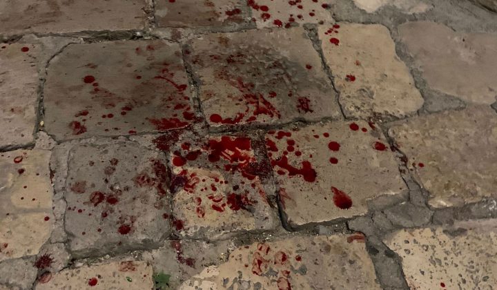 La lite in strada degenera, i violenti scappano prima dell'arrivo della polizia: per terra sangue e bottiglie rotte - Corriere Salentino