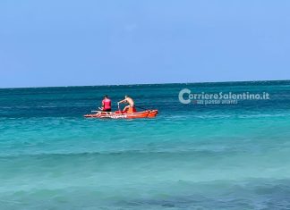 Paura nel Capo di Leuca, bimbo trascinato al largo dal vento con la sua tavoletta: salvato dai bagnini