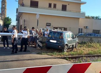 Tenta di superare il passaggio a livello ma resta bloccato: treno fermato e traffico in tilt