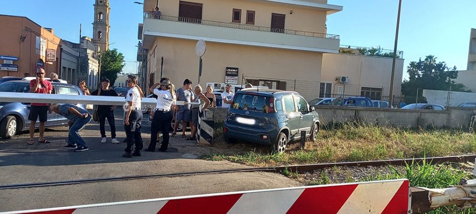 Tenta di superare il passaggio a livello ma resta bloccato: treno fermato e traffico in tilt - Corriere Salentino