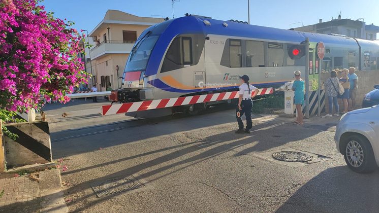 Tenta di superare il passaggio a livello ma resta bloccato: treno fermato e traffico in tilt - Corriere Salentino