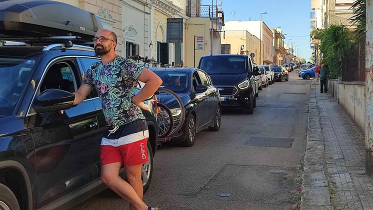 Tenta di superare il passaggio a livello ma resta bloccato: treno fermato e traffico in tilt - Corriere Salentino