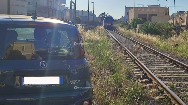 Tenta di superare il passaggio a livello ma resta bloccato: treno fermato e traffico in tilt - Corriere Salentino