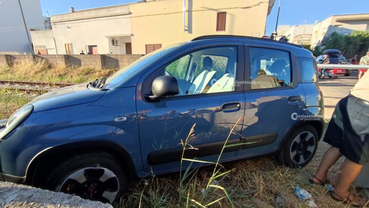 Tenta di superare il passaggio a livello ma resta bloccato: treno fermato e traffico in tilt - Corriere Salentino