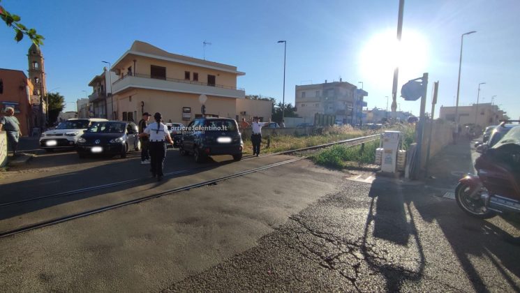 Tenta di superare il passaggio a livello ma resta bloccato: treno fermato e traffico in tilt - Corriere Salentino