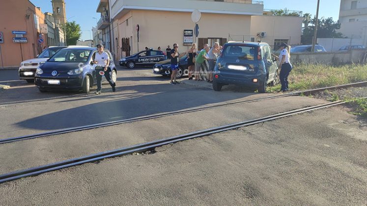 Tenta di superare il passaggio a livello ma resta bloccato: treno fermato e traffico in tilt - Corriere Salentino