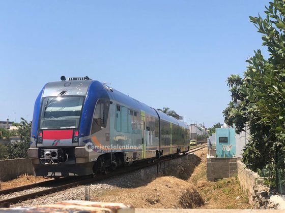 Tenta di oltrepassare il passaggio a livello mentre si abbassano le sbarre e resta intrappolata sui binari coi figli - Corriere Salentino