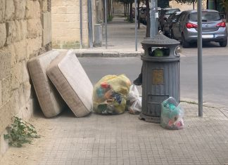Abbandono di rifiuti in via Adua. I consiglieri di Prima Lecce/Andare Oltre: “Si intervenga subito”