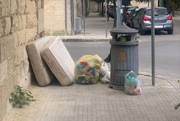 Abbandono di rifiuti in via Adua. I consiglieri di Prima Lecce/Andare Oltre: “Si intervenga subito” - Corriere Salentino