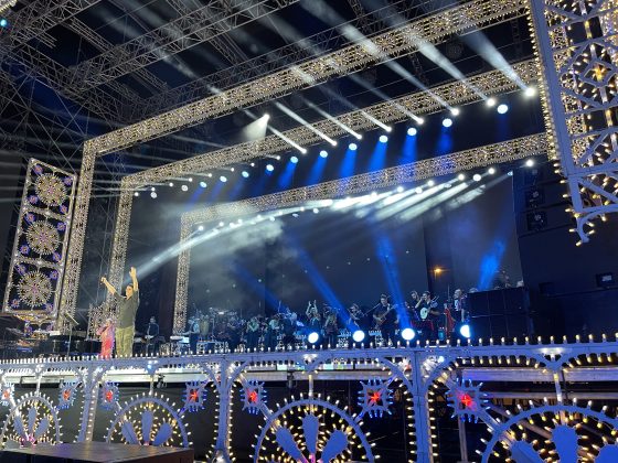 Notte della Taranta con i nuovi volti del pop, da Madame a Stromae, fino a Pericolo. Elodie energia pura. Samuele Bersani canta in dialetto: “Cazziato per la zeta” - Corriere Salentino