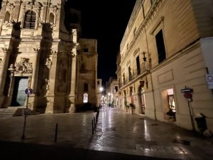 Reportage fotografico sul taglio della movida leccese: ecco cosa accade dopo le 2. Turisti ai distributori di drink e c’è chi dorme sul marciapiede - Corriere Salentino