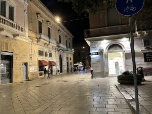 Reportage fotografico sul taglio della movida leccese: ecco cosa accade dopo le 2. Turisti ai distributori di drink e c’è chi dorme sul marciapiede - Corriere Salentino