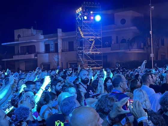 Notte della Taranta con i nuovi volti del pop, da Madame a Stromae, fino a Pericolo. Elodie energia pura. Samuele Bersani canta in dialetto: “Cazziato per la zeta” - Corriere Salentino