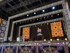 Notte della Taranta con i nuovi volti del pop, da Madame a Stromae, fino a Pericolo. Elodie energia pura. Samuele Bersani canta in dialetto: “Cazziato per la zeta” - Corriere Salentino