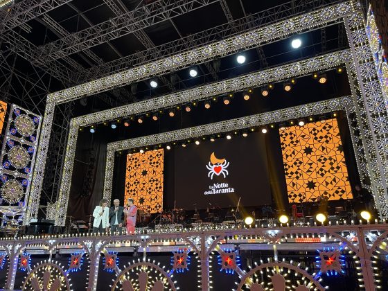 Notte della Taranta con i nuovi volti del pop, da Madame a Stromae, fino a Pericolo. Elodie energia pura. Samuele Bersani canta in dialetto: “Cazziato per la zeta” - Corriere Salentino