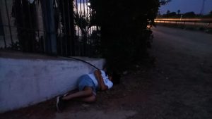 Gallipoli, la dormita in strada solitaria dopo la movida, una cartolina da Baia Verde. Eccessi quasi inevitabili del turismo di massa - Corriere Salentino