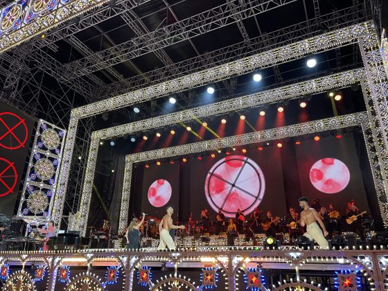 Notte della Taranta con i nuovi volti del pop, da Madame a Stromae, fino a Pericolo. Elodie energia pura. Samuele Bersani canta in dialetto: “Cazziato per la zeta” - Corriere Salentino