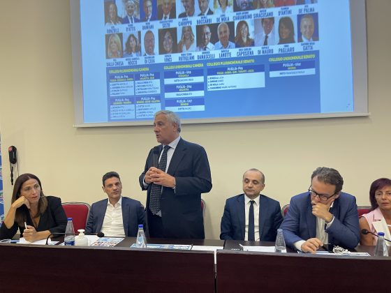 Tajani presenta la squadra con Congedo in platea: “Centrodestra unito”. Caroppo: “Ritorno a casa”. D’Antini fedele al partito: “Mi sento un soldato” - Corriere Salentino