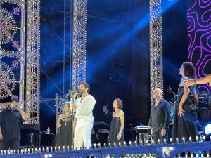 Notte della Taranta con i nuovi volti del pop, da Madame a Stromae, fino a Pericolo. Elodie energia pura. Samuele Bersani canta in dialetto: “Cazziato per la zeta” - Corriere Salentino