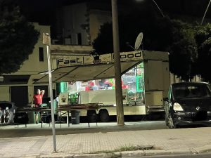 Reportage fotografico sul taglio della movida leccese: ecco cosa accade dopo le 2. Turisti ai distributori di drink e c’è chi dorme sul marciapiede - Corriere Salentino