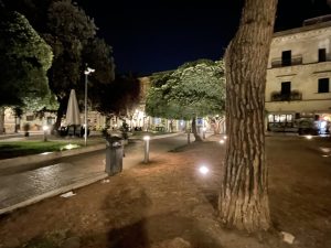 Reportage fotografico sul taglio della movida leccese: ecco cosa accade dopo le 2. Turisti ai distributori di drink e c’è chi dorme sul marciapiede - Corriere Salentino