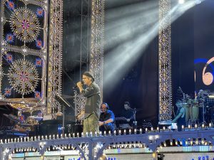 Notte della Taranta con i nuovi volti del pop, da Madame a Stromae, fino a Pericolo. Elodie energia pura. Samuele Bersani canta in dialetto: “Cazziato per la zeta” - Corriere Salentino