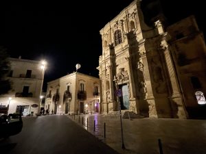 Reportage fotografico sul taglio della movida leccese: ecco cosa accade dopo le 2. Turisti ai distributori di drink e c’è chi dorme sul marciapiede - Corriere Salentino