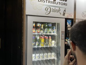 Reportage fotografico sul taglio della movida leccese: ecco cosa accade dopo le 2. Turisti ai distributori di drink e c’è chi dorme sul marciapiede - Corriere Salentino