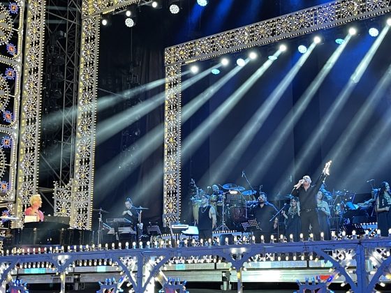 Notte della Taranta con i nuovi volti del pop, da Madame a Stromae, fino a Pericolo. Elodie energia pura. Samuele Bersani canta in dialetto: “Cazziato per la zeta” - Corriere Salentino