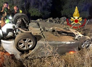 Esce fuori strada e si ribalta nel canale: 31enne finisce al Fazzi in Rianimazione