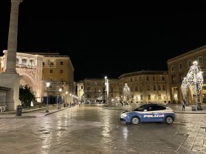 Reportage fotografico sul taglio della movida leccese: ecco cosa accade dopo le 2. Turisti ai distributori di drink e c’è chi dorme sul marciapiede - Corriere Salentino