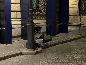 Reportage fotografico sul taglio della movida leccese: ecco cosa accade dopo le 2. Turisti ai distributori di drink e c’è chi dorme sul marciapiede - Corriere Salentino