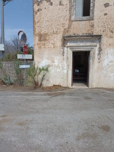 La lotta dei residenti contro il degrado della chiesetta di Valle della Cupa: privati costretti a rimuovere montagne di rifiuti abbandonati e a tagliare rovi ed erbacce - Corriere Salentino