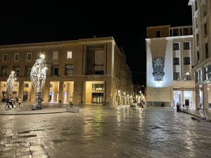 Reportage fotografico sul taglio della movida leccese: ecco cosa accade dopo le 2. Turisti ai distributori di drink e c’è chi dorme sul marciapiede - Corriere Salentino