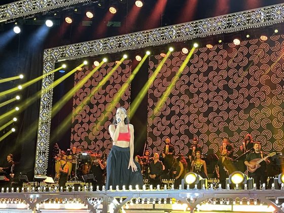 Notte della Taranta con i nuovi volti del pop, da Madame a Stromae, fino a Pericolo. Elodie energia pura. Samuele Bersani canta in dialetto: “Cazziato per la zeta” - Corriere Salentino