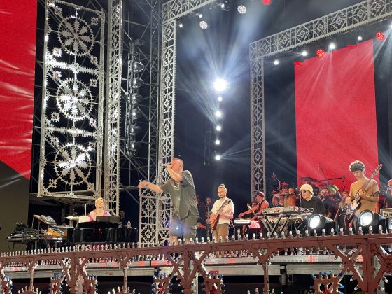 Notte della Taranta con i nuovi volti del pop, da Madame a Stromae, fino a Pericolo. Elodie energia pura. Samuele Bersani canta in dialetto: “Cazziato per la zeta” - Corriere Salentino