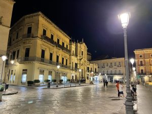 Reportage fotografico sul taglio della movida leccese: ecco cosa accade dopo le 2. Turisti ai distributori di drink e c’è chi dorme sul marciapiede - Corriere Salentino